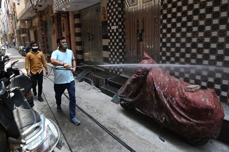 Artsen waarschuwen Indiase bevolking “walgelijke” ‘remedie’ tegen corona niet te gebruiken: “Het verspreidt ziekten”