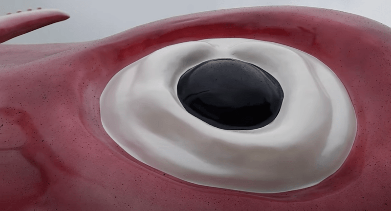 Ophef omdat Japanse stad coronafondsen besteedt aan BIZAR standbeeld (video)