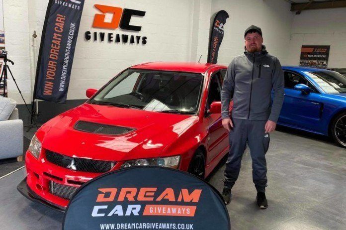 OEPS. Man wint dure sportwagen, niet veel later loopt het helemaal fout