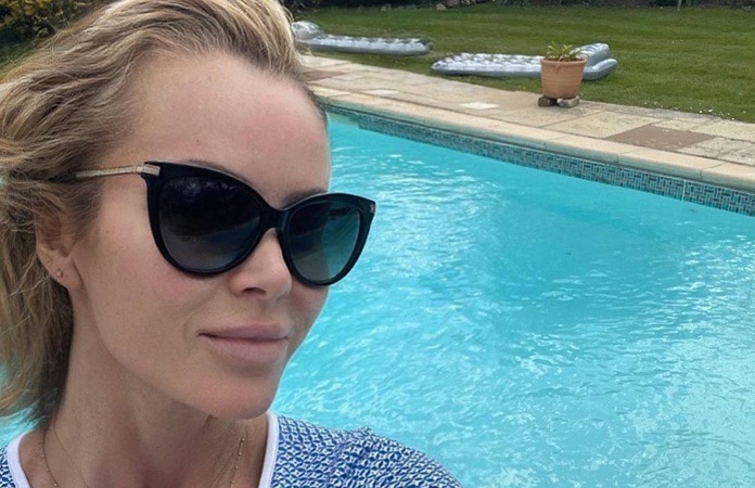 ‘BGT’-jurylid Amanda Holden poseert in gewaagde shoot: “Je borst floept er bijna uit” (foto)