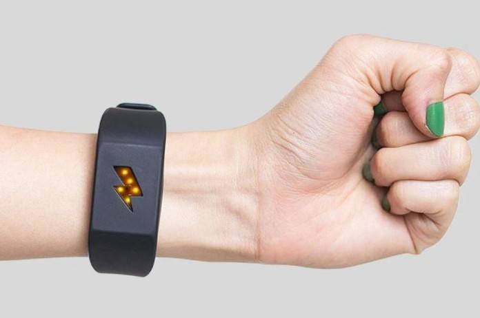 Deze armband helpt je van je fastfoodverslaving af