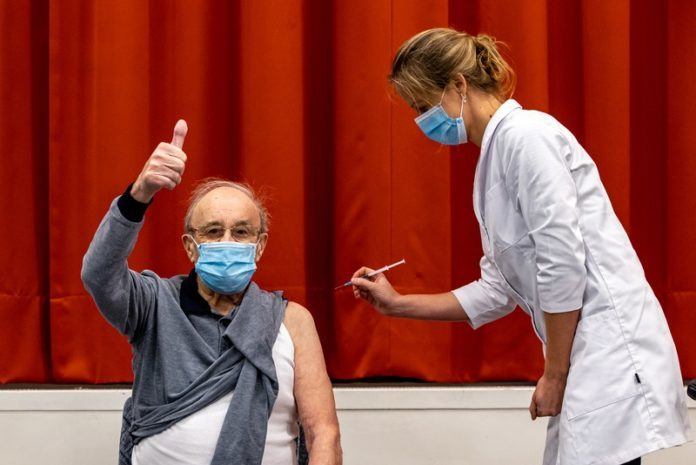 Privileges voor gevaccineerden? “Advies is in de maak”