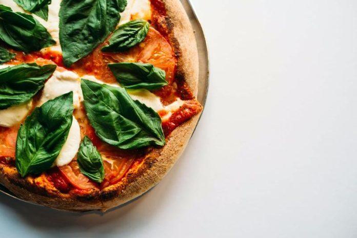 RECEPT. Deze pizza telt slechts 50 calorieën