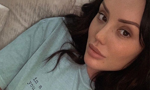 ‘Geordie Shore’-ster Charlotte vierde haar verjaardag halfnaakt. Fans lovend: “Jouw mooiste foto ooit” (foto’s)