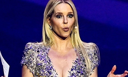 Songfestival-presentatrice gaat viraal wegens haar outfit. Kijkers verdeeld: “Ze staat bijna halfnaakt op podium” (foto’s)