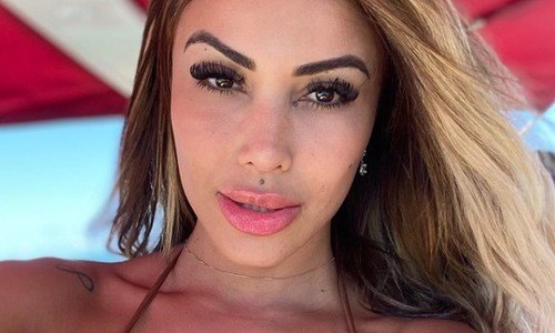 Deze dame (33) wil de ‘grootste borsten op Instagram’ hebben. En dat mag blijkbaar wat kosten! (foto’s)