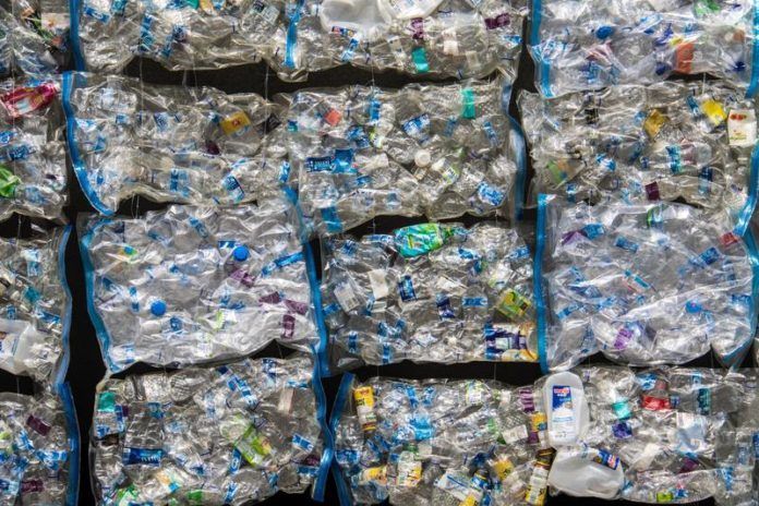 BIZAR. Rijden we binnenkort op plastic? Deze wetenschappers denken van wel