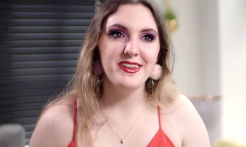 Vrouw (23) openhartig over haar zeldzame aandoening: “Mijn ene borst is een D-cup, de andere een A” (video)