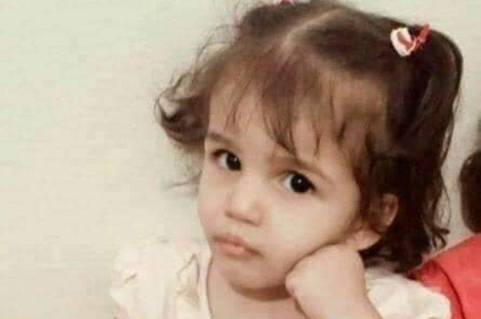 Driejarig meisje sterft na gruwelijke mishandeling door vader: “Hij verdient de doodstraf”