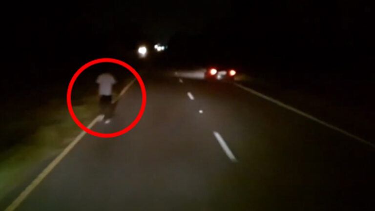 WOW: Deze voetganger op snelweg heeft zijn leven te danken aan katachtige reflexen van trucker (video)