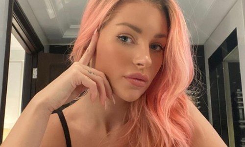 Zus van topmodel Kate Moss poseert in sexy lingerie. Volgers lovend: “Zo ongelooflijk knap!” (foto)