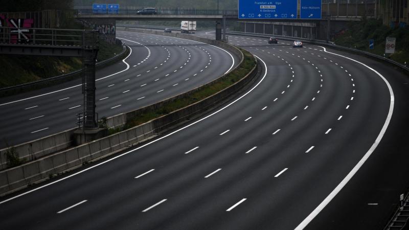 Man beseft na 50 kilometer dat hij zijn zwangere vriendin vergeten is op parking na plaspauze