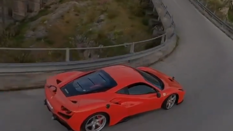 WOW. Professionele snelheidsduivel scheurt door haarspeldbochten en vestigt record (video)