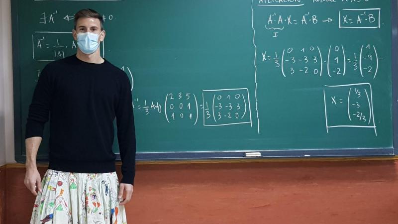 Spaanse leerkrachten gaan naar school in rok en daar hebben ze een goede reden voor