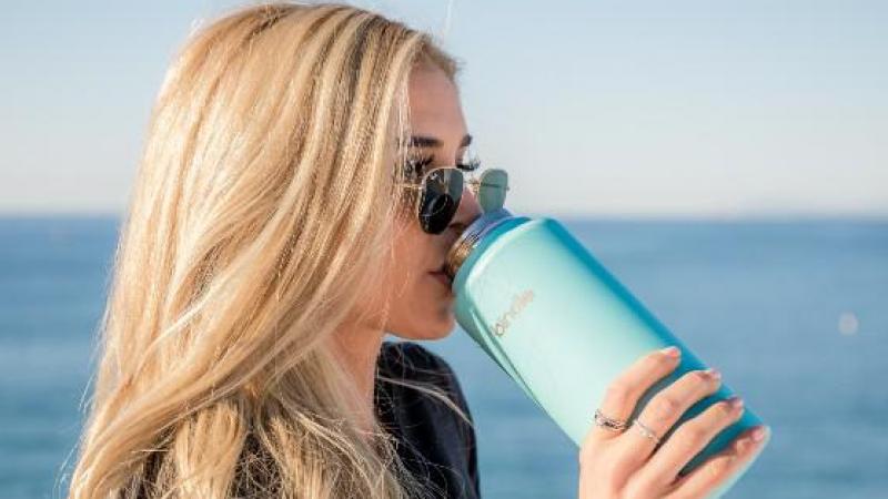 Met deze tips drink je voldoende water bij warm weer