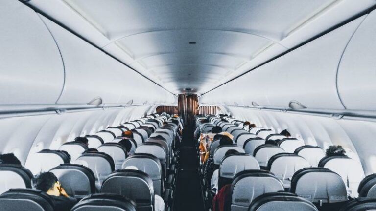 Influencer krijgt bakken kritiek over zich heen na leugen over luxueuze vlucht
