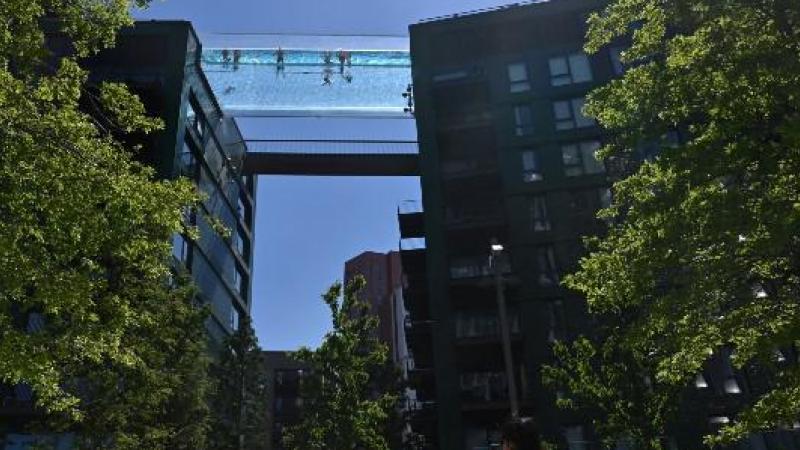 Niet voor mensen met hoogtevrees: zwembad op 35 meter hoogte opent in Londen