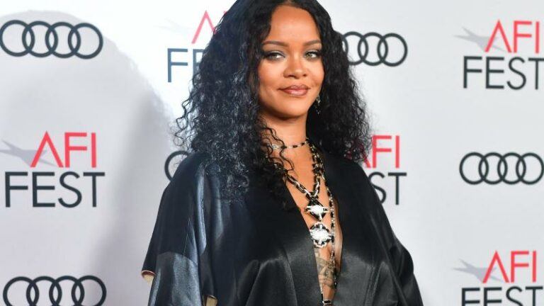 Rihanna voegt zich met pikante cover bij exclusief clubje (foto’s)