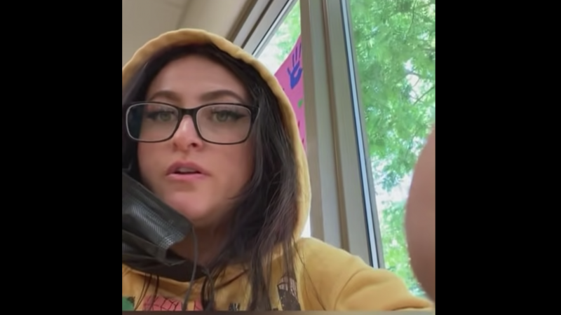 Moeder volgt heel de dag les als 13-jarige dochter zonder betrapt te worden: «Als ik dit kan, kunnen anderen dit ook» (video)