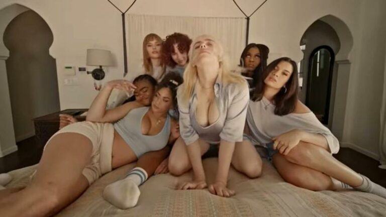 Billie Eilish beleeft gênant moment tijdens opnemen van videoclip: «Mijn borsten vielen uit mijn topje» (video)