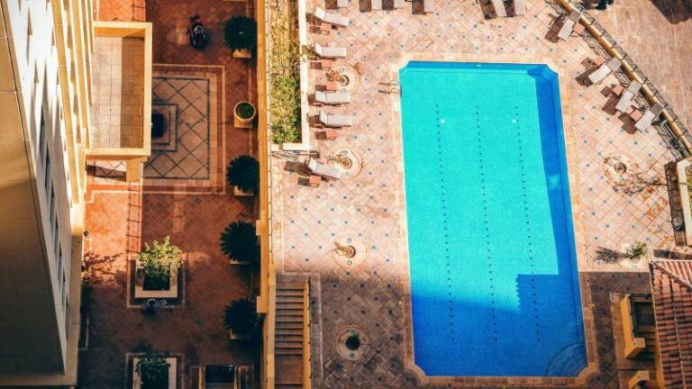 Bizar. Koppel neemt ‘all inclusive’ hotel wel erg letterlijk