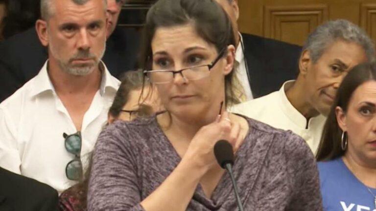 Verpleegster probeert te bewijzen dat vaccin je magnetisch maakt, maar faalt genadeloos (video)