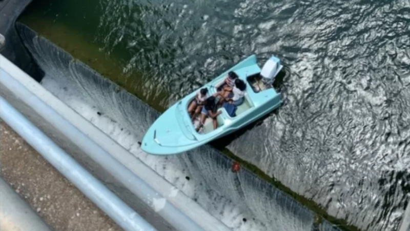 WOW. Vaartochtje loopt volledig fout: boot bengelt beangstigend over afgrond (video)