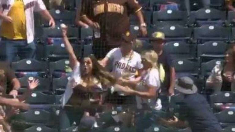 WOW. Moeder vangt honkbal in één hand terwijl ze haar baby vasthoudt (video)