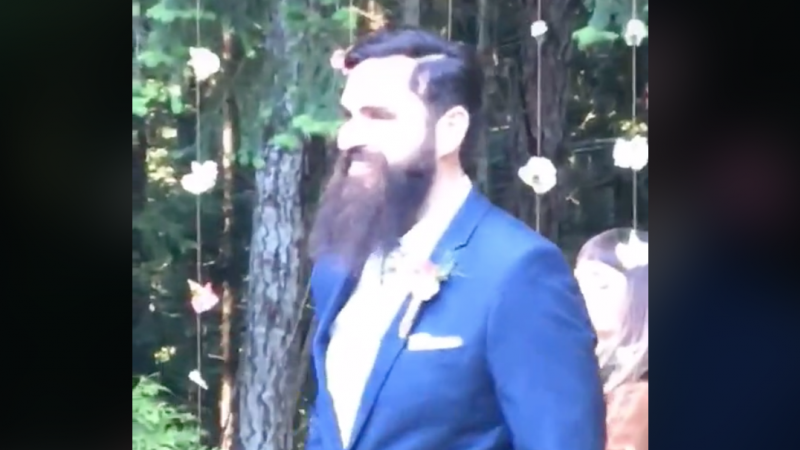 Bruidegom betrapt terwijl hij DIT doet voor het altaar: «Ik zou zijn weggelopen» (video)