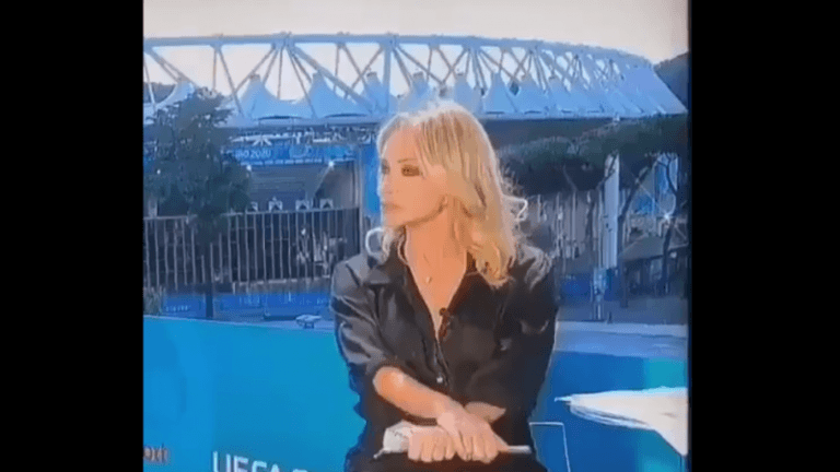 EK-presentatrice beroert Italië met ‘gênant’ moment: «Heeft ze wel een onderbroek aan?» (video)