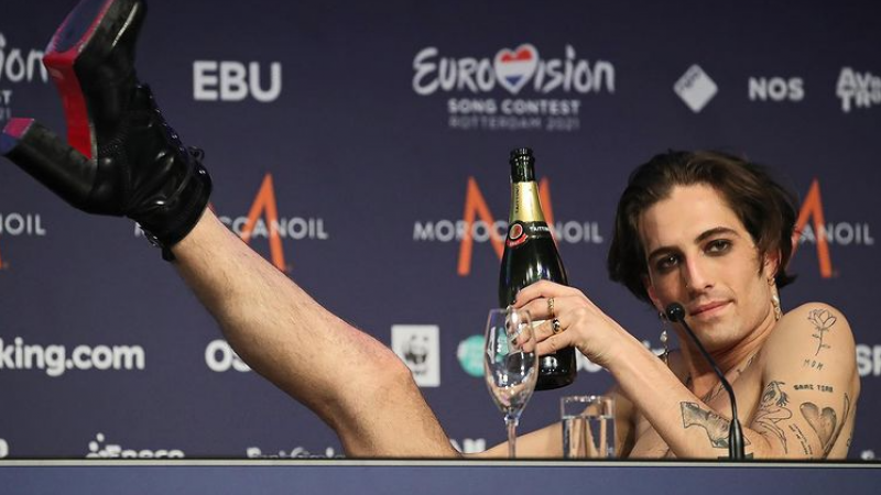 WOW. Zo zag de knappe zanger van Måneskin er vroeger uit (foto’s)