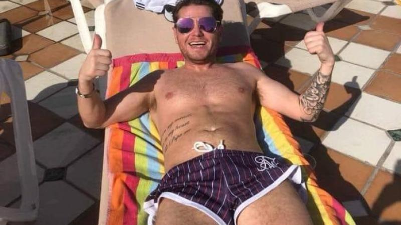 Stewards sluiten homofobe en seksistische dronkaard op in vliegtuigtoilet om passagiers te beschermen