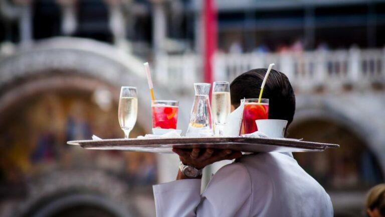 Helft van studenten droomt van vakantiejob in de horeca