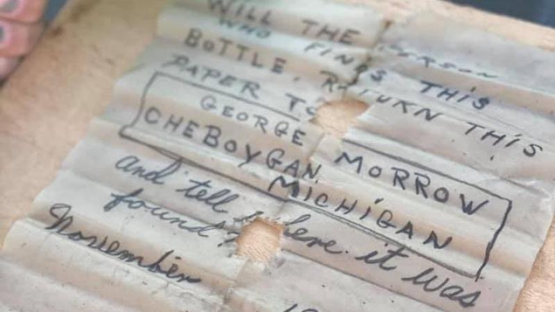 WOW. Scubaduiker vindt flessenpost uit 1926, en dan volgt iets nóg fantastischer: «Zoals de loterij winnen»