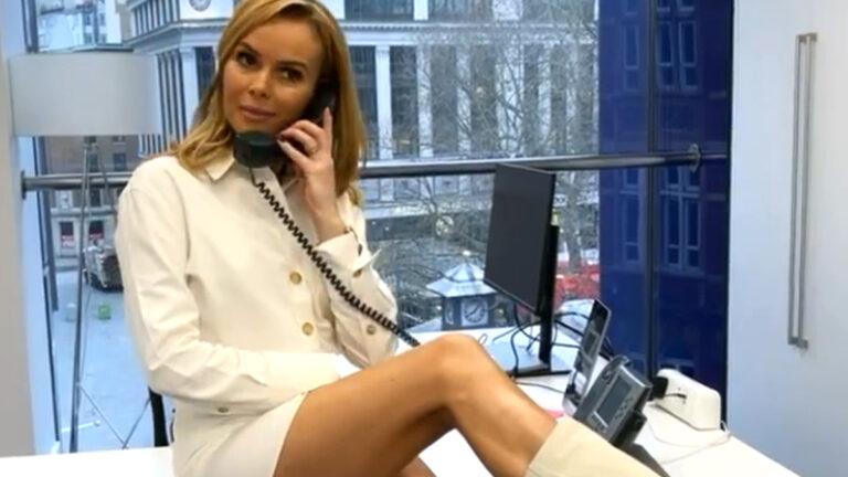 ‘BGT’-jurylid Amanda Holden straalt in pikant badpak. Fans enthousiast: “Je ziet er prachtig uit!” (foto)
