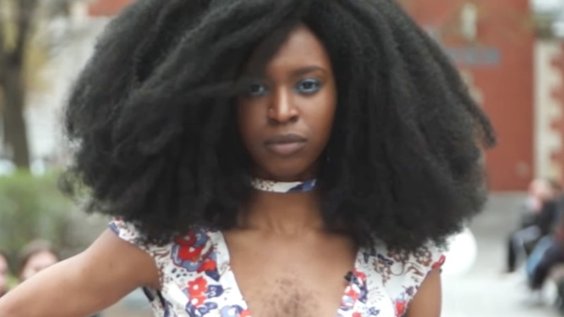 Deze dame steekt haar borsthaar niet langer weg: “Ik wil niet provoceren, maar gewoon mezelf zijn!” (foto/video)