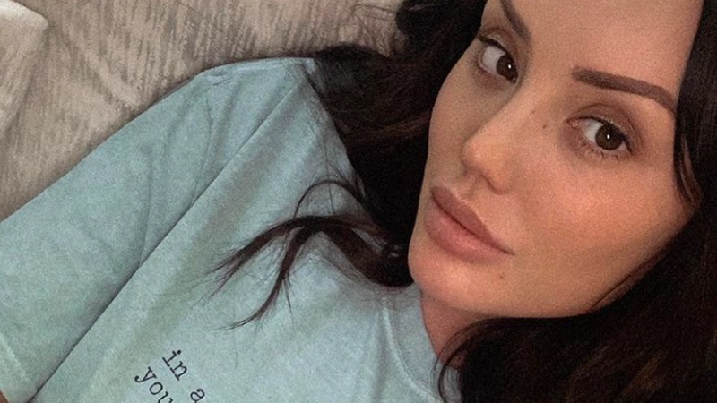 ‘Geordie Shore’-ster Charlotte Crosby poseert poedelnaakt voor het raam. Fans lovend: “De buren hebben een goed zicht!” (foto)