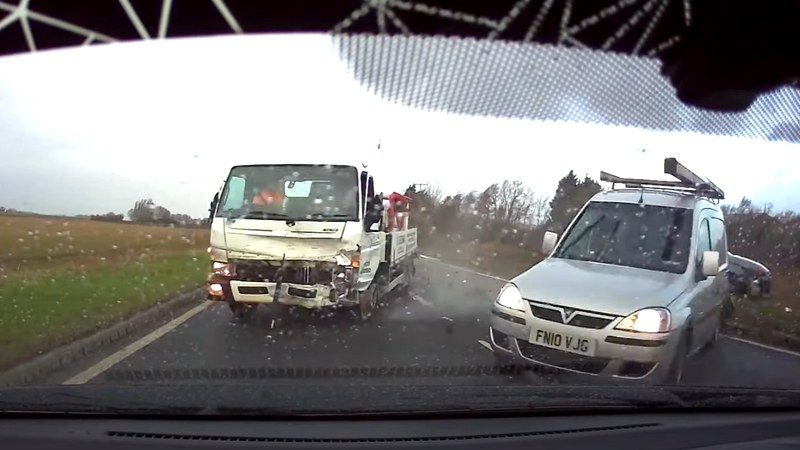 SCHOKKEND: Deze bestuurder had geen schijn van kans om frontale botsing te voorkomen (video)