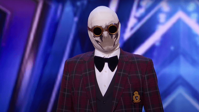 Angstaanjagende goochelaar bezorgt jury van America’s Got Talent de schrik van hun leven (video)