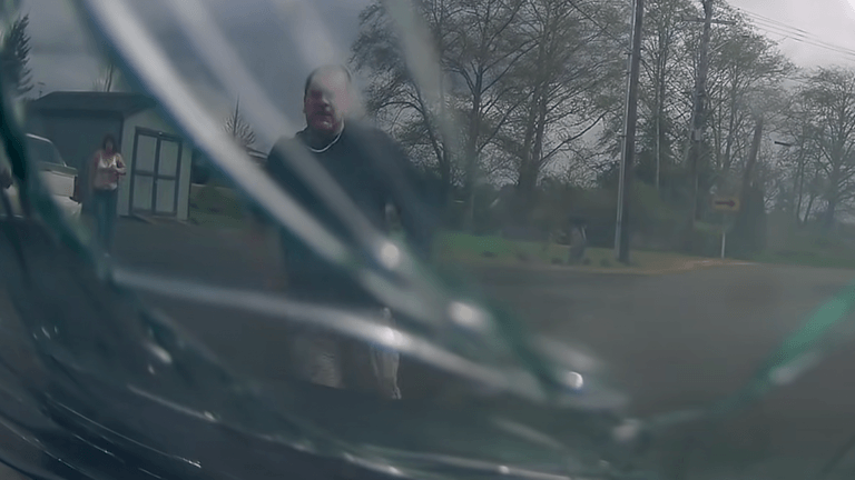 Wanneer je als autodief nooit manueel hebt leren schakelen: “Wat een ongelooflijke domoor” (video)