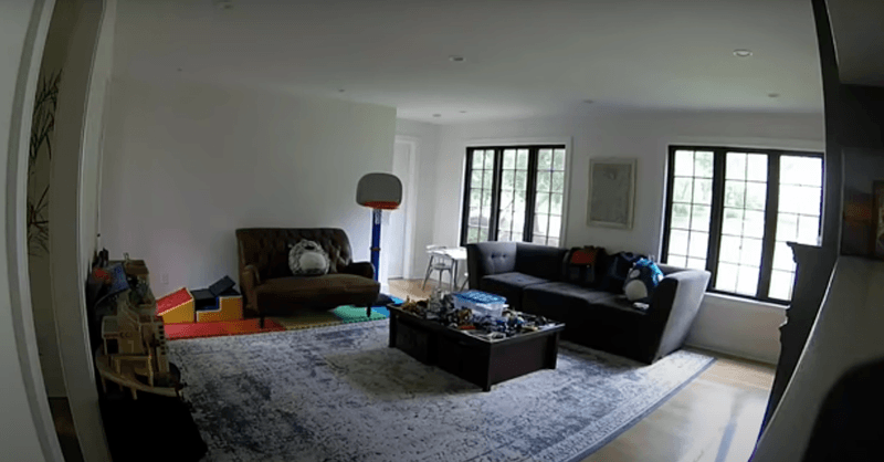 ‘Onzichtbare’ babysit gaat viraal: “Lijkt zo uit een horrorfilm te komen!” (video)