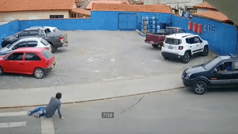 Bizar ‘vluchtmisdrijf’ gaat viraal: “Gelukkig kwamen voorbijgangers snel te hulp” (video)
