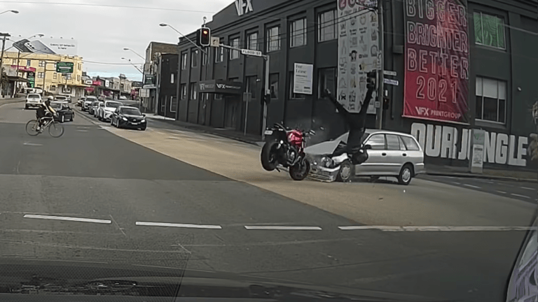 Motorrijder negeert rood licht en kan het als bij WONDER nog navertellen (video)
