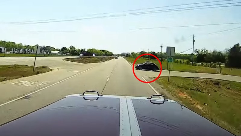 Trucker kan onaandachtige bestuurder niet meer ontwijken. Wat volgt? HORRORCRASH! (video)