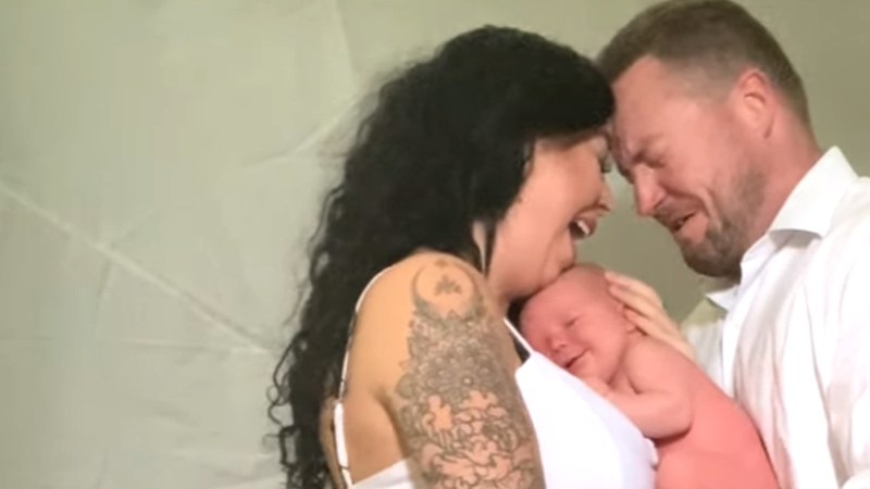 Baby lacht gelukzalig tijdens fotoshoot met ouders. Maar dan wordt duidelijk waarom! (video)