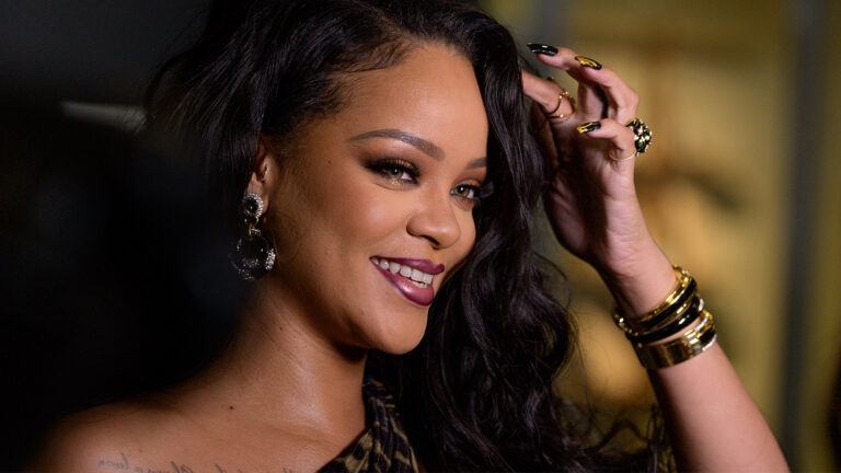 Rihanna poseert in zeer pikante lingerie. Volgers reageren: “Je hebt het internet gebroken!” (foto’s)