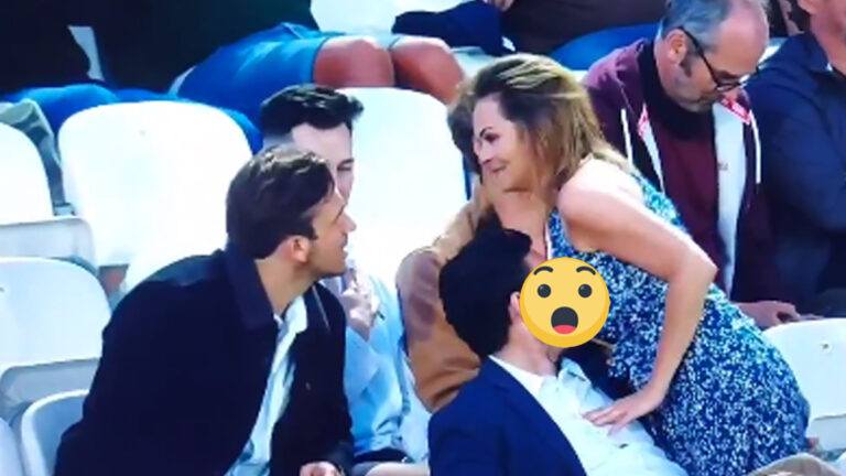 Toeschouwer cricketwedstrijd hapt in borst van vrouw tijdens live-uitzending. ‘Pikant’ moment gaat viraal! (video)