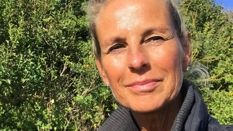 Tv-presentatrice poseert poedelnaakt om mannen te steunen. Fans lovend: “Fantastisch!” (foto)