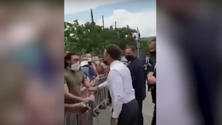 President Macron krijgt stevige klap in het gezicht van omstaander (video)