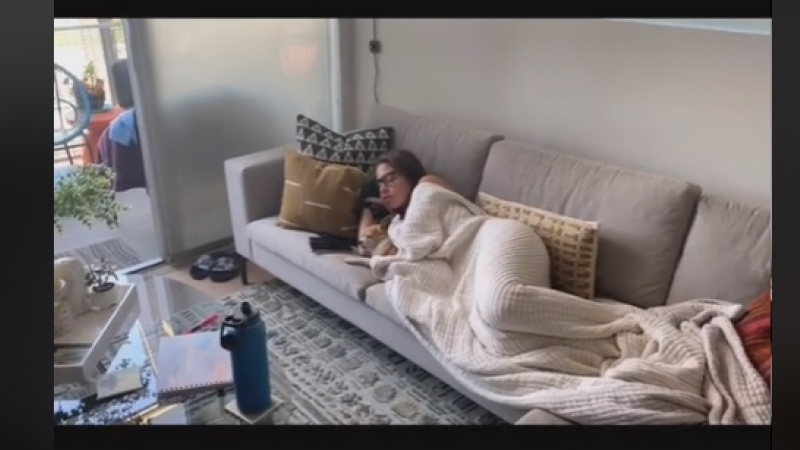 OMG. Kwispelende staart doet onschuldig dutje er plots héél ondeugend uitzien (video)